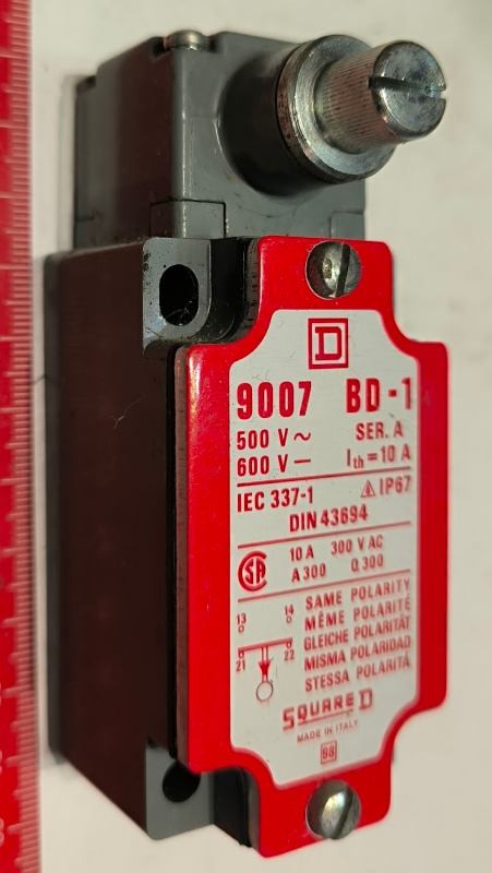 koncový spínač  9007BD-1L -  SQUARRE,  dle foto, pez packy