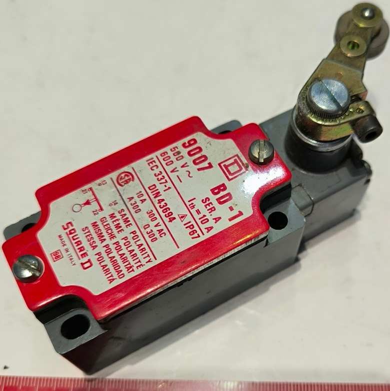koncový spínač  9007BD-1L -  SQUARRE,  dle foto