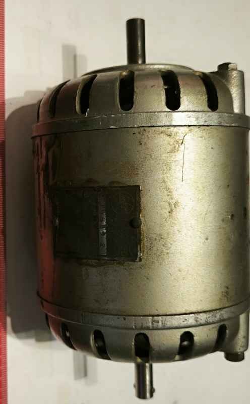 A4F64 - motorek MEZ NÁCHOD ,1300 ot/min,220V/0,45A nebo 110V/0,9A velmi tichý chod  .. použitý / used.. cena na dotaz / price on request