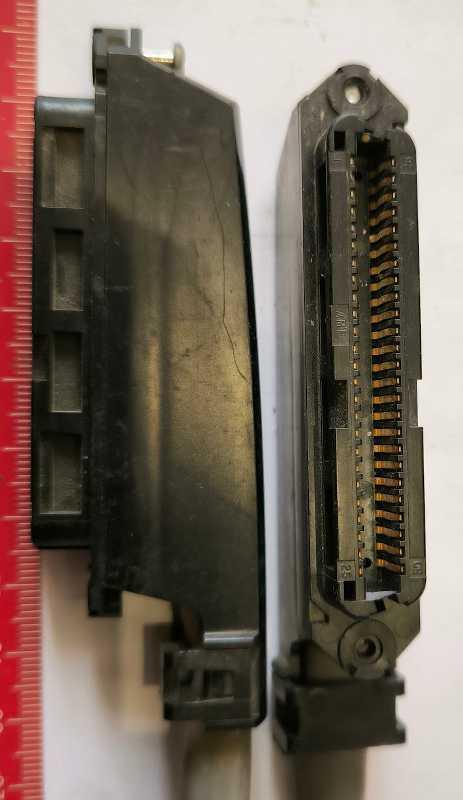 AMP-001 .. konektor AMP v krytce, z demontáže, viz foto