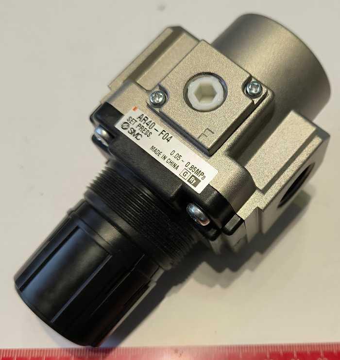 SMC AR40-F04 - Reduktor tlaku stlačeného vzduchu
