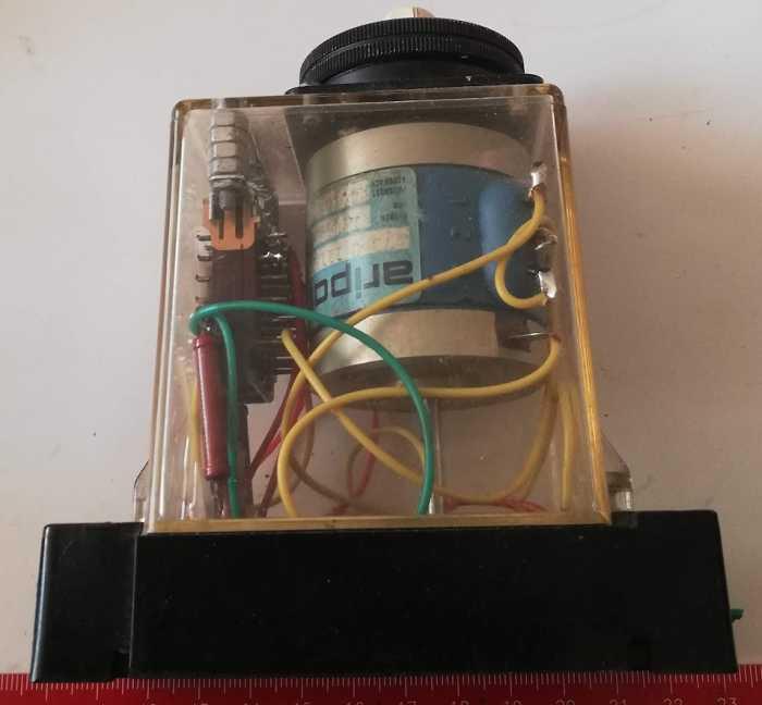 modul s ARIPOT, stupnici, izostaty, v krabičce od relé .. na ND