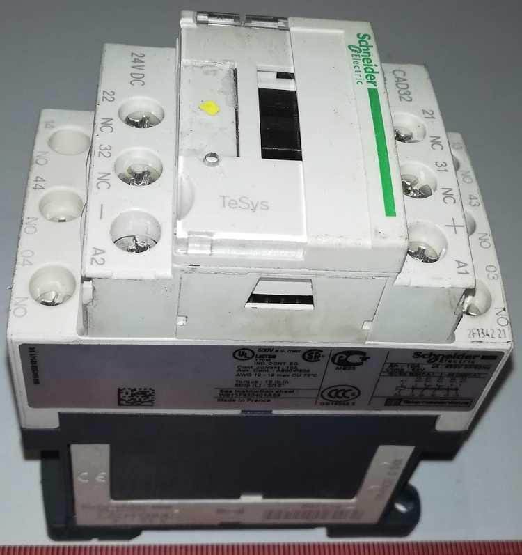 CAD32BD  - pomocný stykač 3Z + 2V 690V - cívka 24V DC .. použitý / used