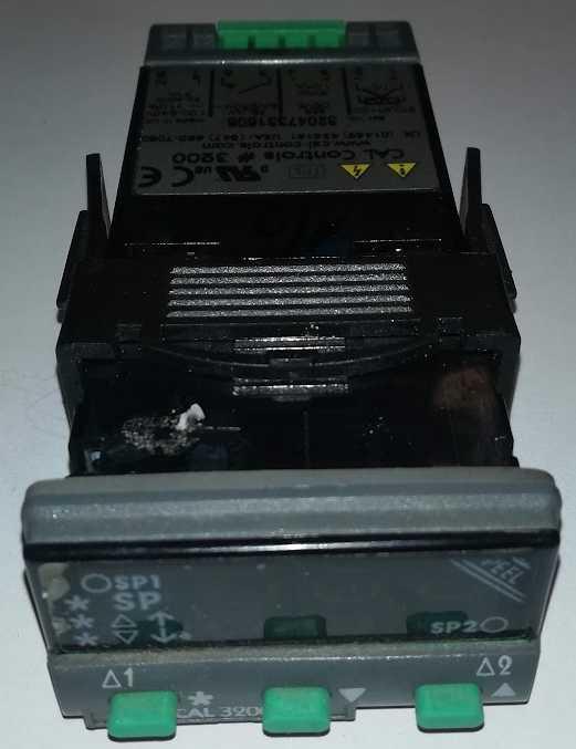 CAL3200 - Kontrolér Teploty, Model 3200, Autotune, 90 Vac to 260 Vac - starší, z demontáže