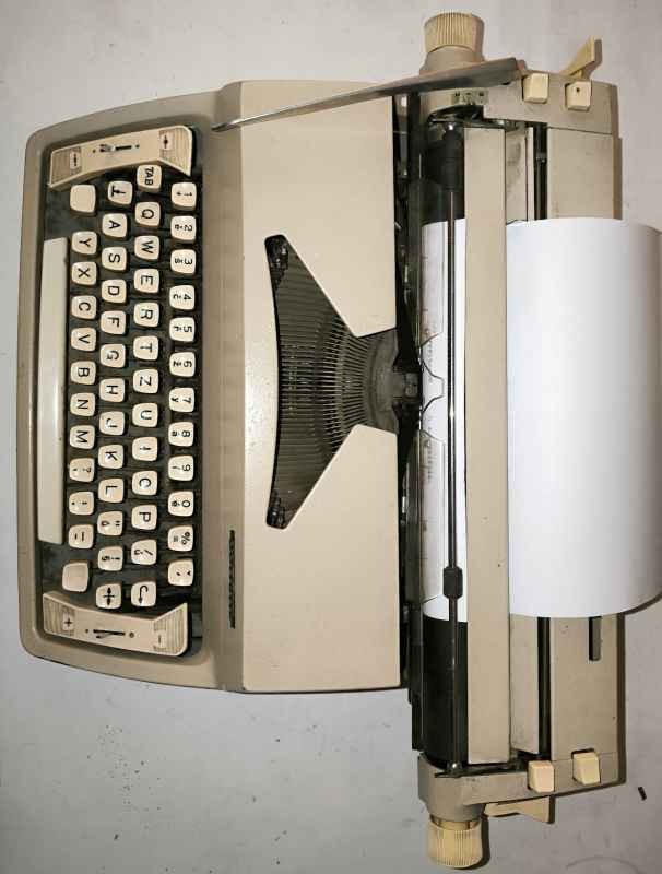 mechanický psací stroj CONSUL - starší, funkční, slabá páska, nutno pročistit