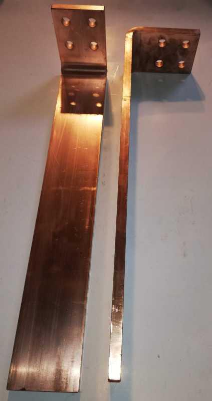 tvárovka z Cu (koncovka vedení), profil 79x11mm,  ohnuto na 51cm + 11,5cm, 4 díry na šrouby, cca 5,2kg Cu