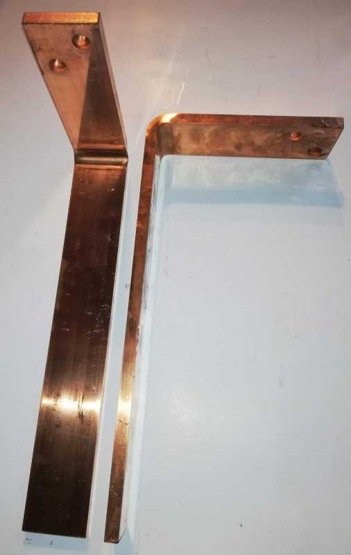 tvárovka z Cu (koncovka vedení), profil 60x11mm,  ohnuto na 39cm + 19cm, 2 díry na šrouby, cca 3,6 kg Cu