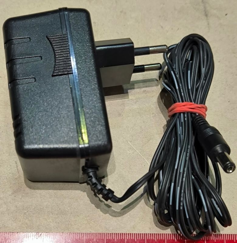 DG-12500 - adaptér 12Vdc 500mA, starý typ, určeno na náhradní díly - krabička, káblik, .. , viz foto,