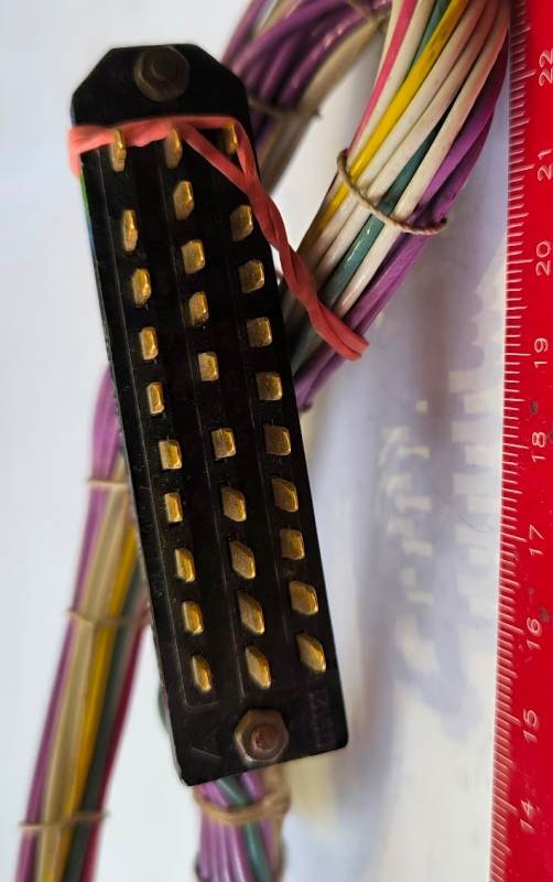 konektor DS121-230.2-2 350V 10A pájený, zlacený, perfektní stav