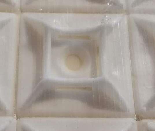 EB18028 - příchytka stahovací pásky samolepící 29x29mm  -  balení 100ks za 150Kč