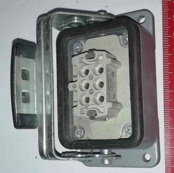 konektor EPIC  (001) v pouzdře, starý, špinavý