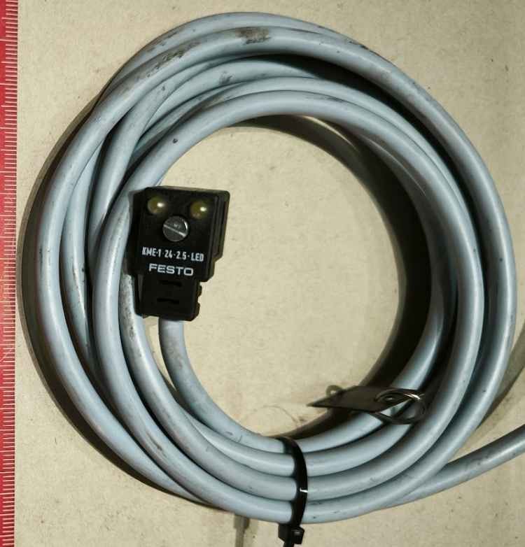Festo 30943 -  Připojovací kabel KME-1-24-2.5-LED 24V DC  .. použitý / used