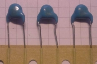 C - 470pF 250Vac 10% RM7, BF .. balení 200ks za 50Kč