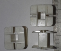 není skladem - plastová kostřička, otvor 5x5mm, 13mm výška  .. balení 50ks za 100Kč