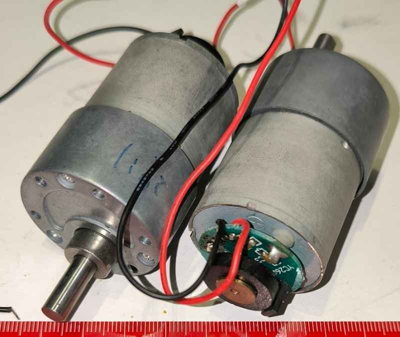 motorek s převodovkou, neupřesněný typ, asi GB37, otestovan na 12V, točí