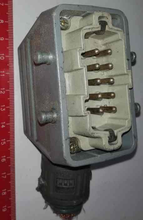 konektor HDC-HE-10SS v pouzdře, starý, špinavý