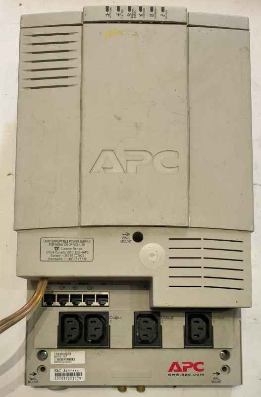 záložní zdroj APC Back-UPS HS500 na opravu nebo náhradní díly, bez baterie