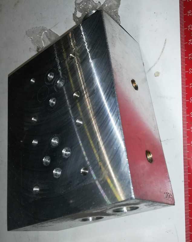 spojovací deska, základna pro hydraulické prvky  .. použitý / used (001)