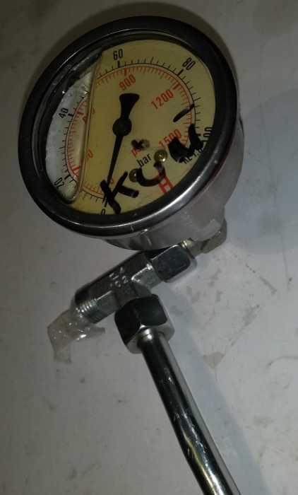 tlakoměr s přípojením  .. použitý / used (003)