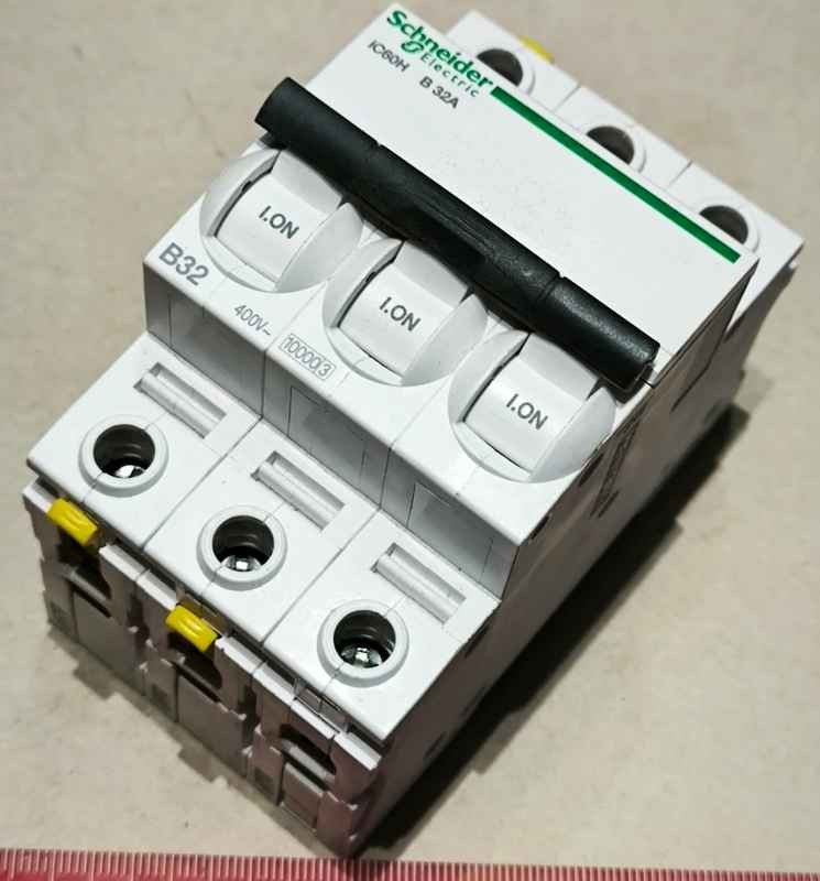Jistič Schneider Electric Acti9 iC60H 3P 32A B A9F06332