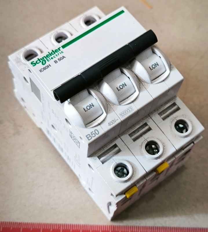 Jistič Schneider Electric Acti9 iC60H 3P 50A B A9F06350