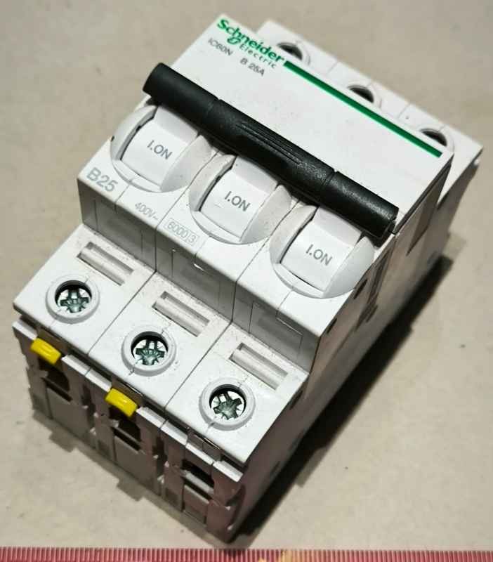 Jistič Schneider iC60N A9F03325 6 kA B 25 A