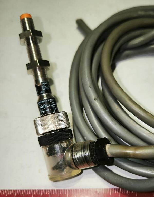 Inductive sensor IFM IEA2002-FROG/US s konektorem a kabelem  .. použitý / used