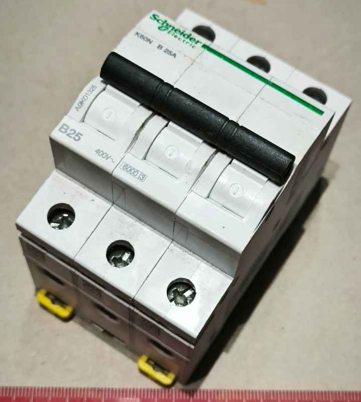 jistič K60N-B25-3 B 25A 3-pólový Schneider - A9K01325