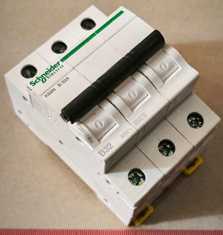 Jistič K60N-B32-3 B 32A 3pólový A9K01332