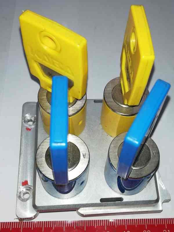 modul s blokovacími klíči 2x 360301 + 2x 504009, z demontáže (003)