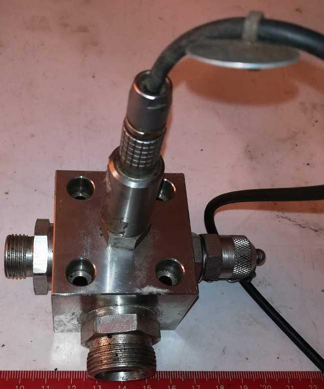 KOSTKA-001 - neupřesněný díl s čidlem, dle foto  .. použitý / used