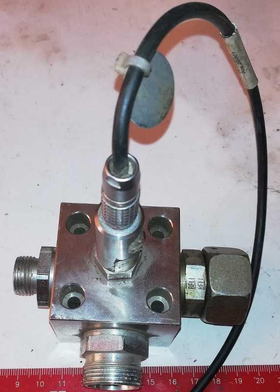 KOSTKA-002 - neupřesněný díl s čidlem, dle foto  .. použitý / used