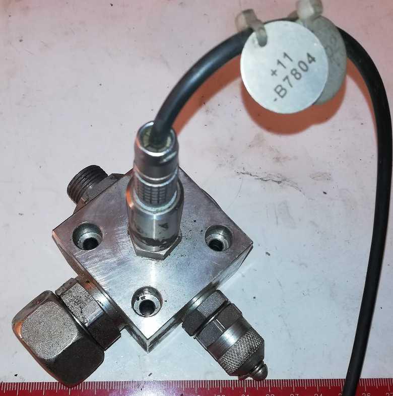 KOSTKA-003 - neupřesněný díl s čidlem, dle foto  .. použitý / used