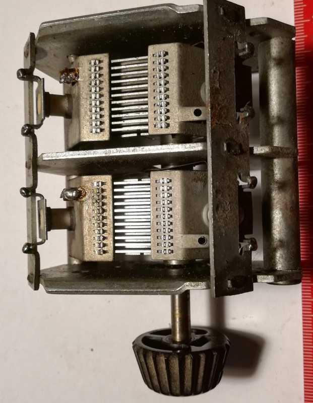 není skladem - ladící kondenzátor - asi 2x500p, s knoflíkem, proměřený (003), z demontáže, V3-Ck3/2