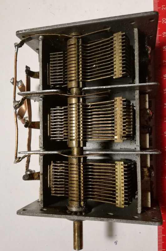 není skladem - ladící kondenzátor - asi 3x300p, proměřený (004), z demontáže