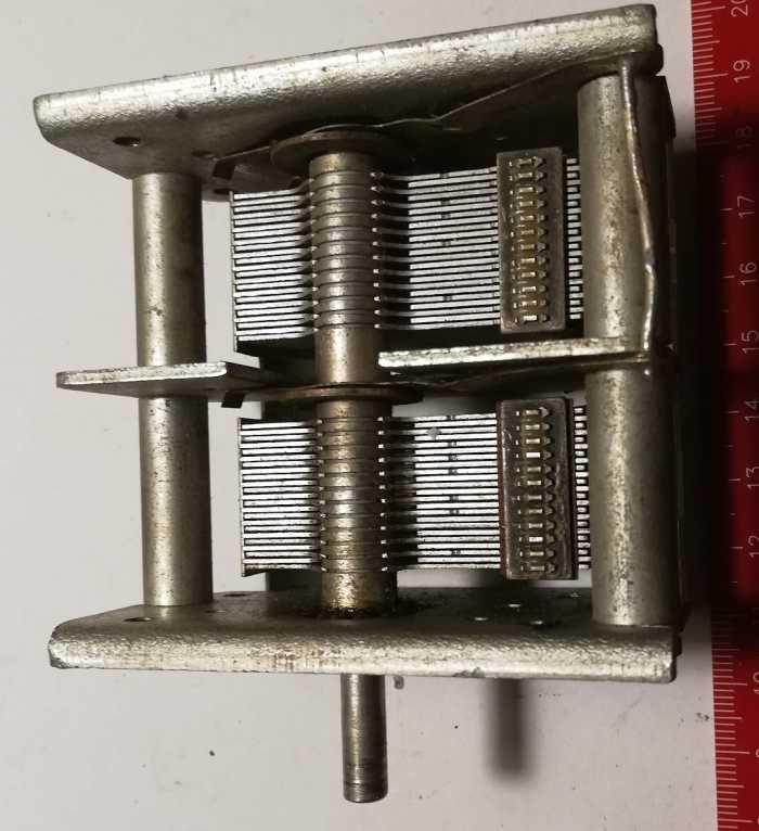 není skladem - ladící kondenzátor - asi 2x500p, proměřený (005), z demontáže, asi 1AN70506 ? 04?