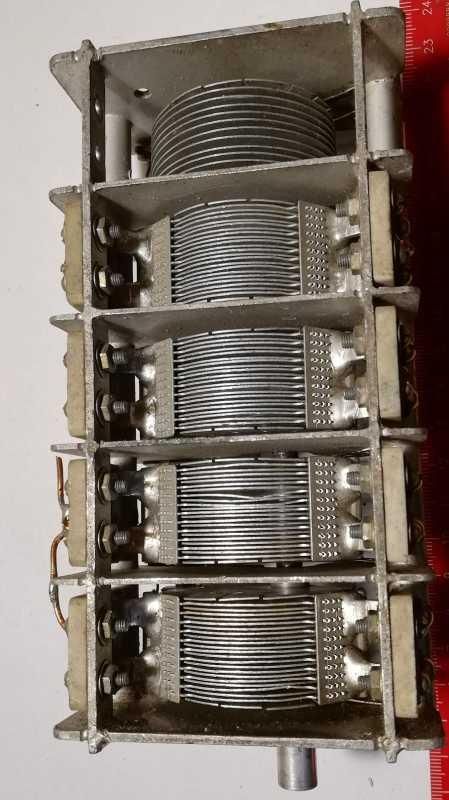 ladící kondenzátor - 4 sekce kompletní, ale asi zkrat, 1 sekce nekompl.  (007), z demontáže, na opravu