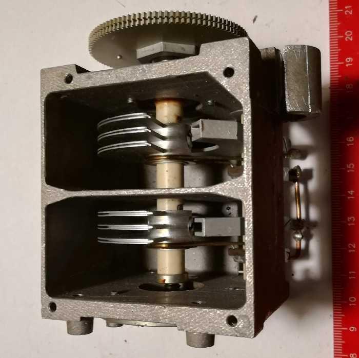 ladící kondenzátor - asi 2x55p, proměřený (008), z demontáže