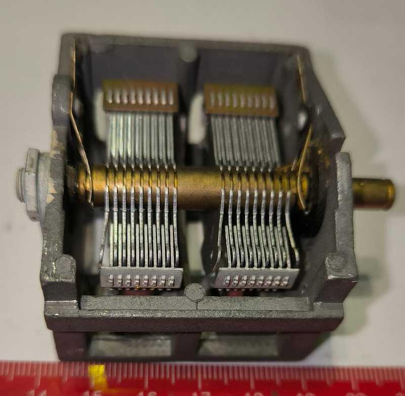 ladící kondenzátor - asi 2x380p, proměřený (010), z demontáže