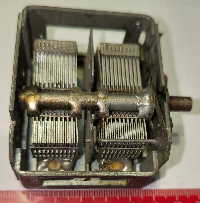 ladící kondenzátor - asi 2x420p, proměřený (011), z demontáže