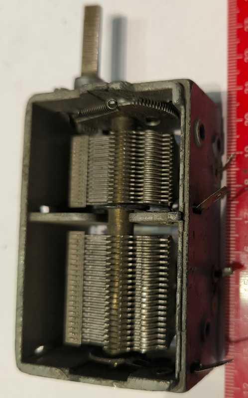 ladící kondenzátor - asi 2x600p, proměřený (012), z demontáže