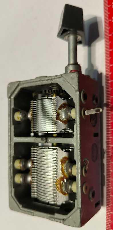 ladící kondenzátor - asi 2x500p, proměřený (013), z demontáže