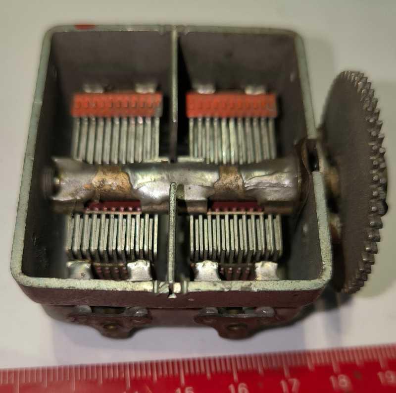 ladící kondenzátor - asi 2x270p, proměřený (014), z demontáže