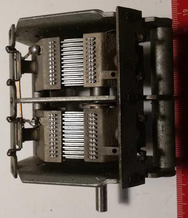 není skladem - ladící kondenzátor - asi 2x500p, proměřený (002), z demontáže, PN70505