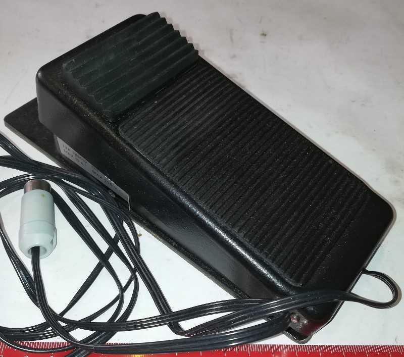 nožní spínač MEOPTA 789032, max 10A, max 250Vstř.