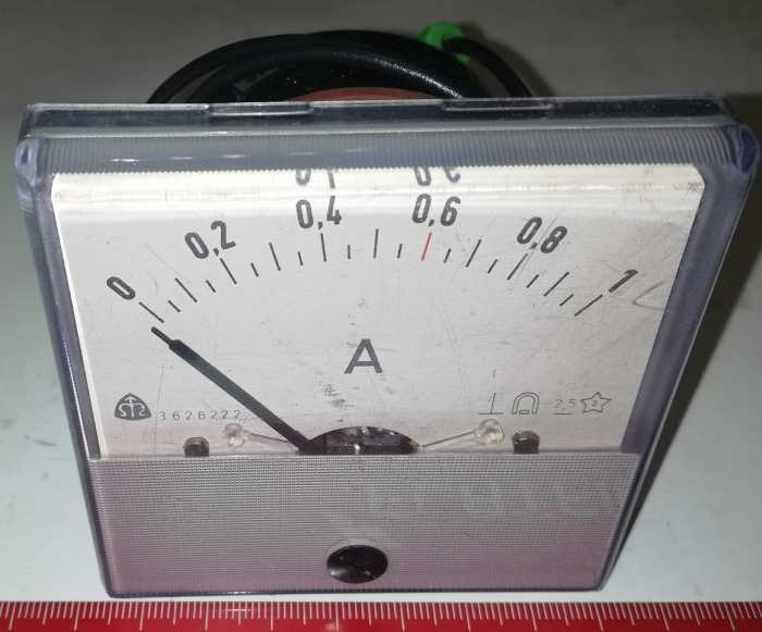 měřící přístroj MP80, stupnice 1A, rozsah 1A,  otesován, starší kus, 80x80x60mm