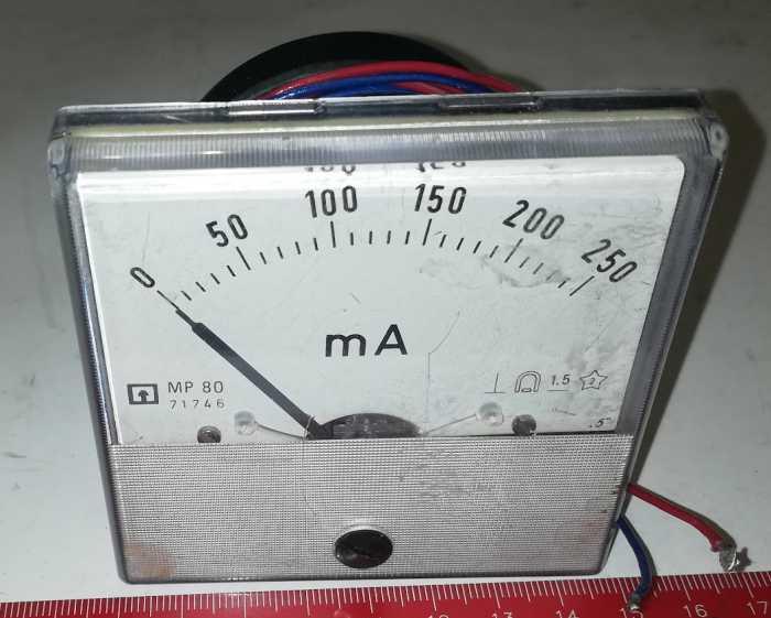 měřící přístroj MP80, stupnice 250mA, rozsah 250mA,  otesován, starší kus, 80x80x60mm
