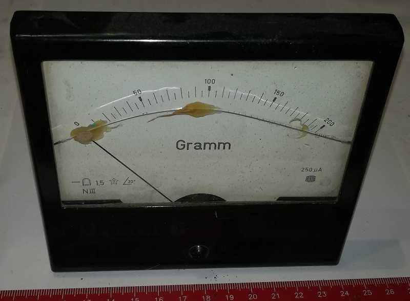 měřící přístroj 130x120x70mm, 250uA, stupnice 200Gramm, systém reaguje  .. použitý / used   .. cena na dotaz / price on request