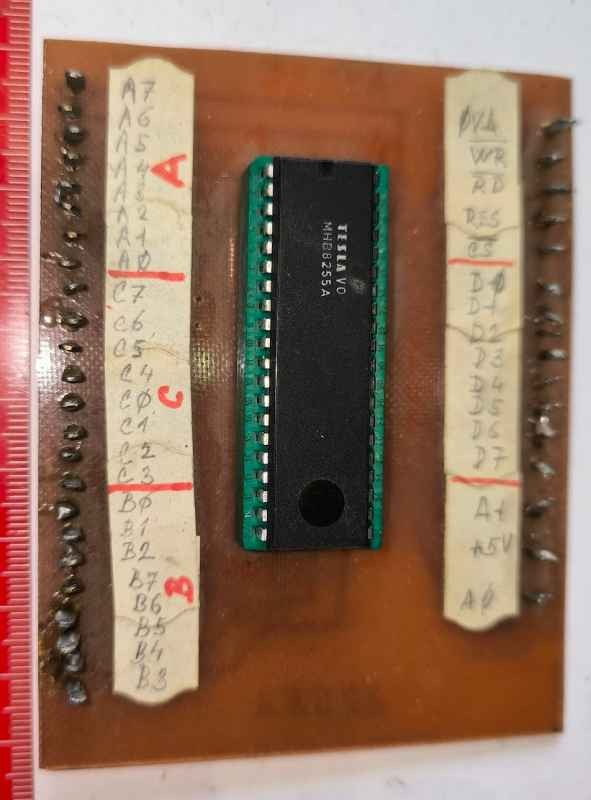 MHB8255A v objímce na testovací desce, amatérská výroba, netestováné