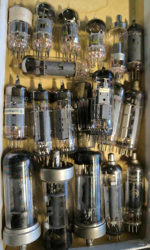 není skladem - MIX-ELKY-003 .. mix 19ks elektronek, netestované, nečitelný popis,